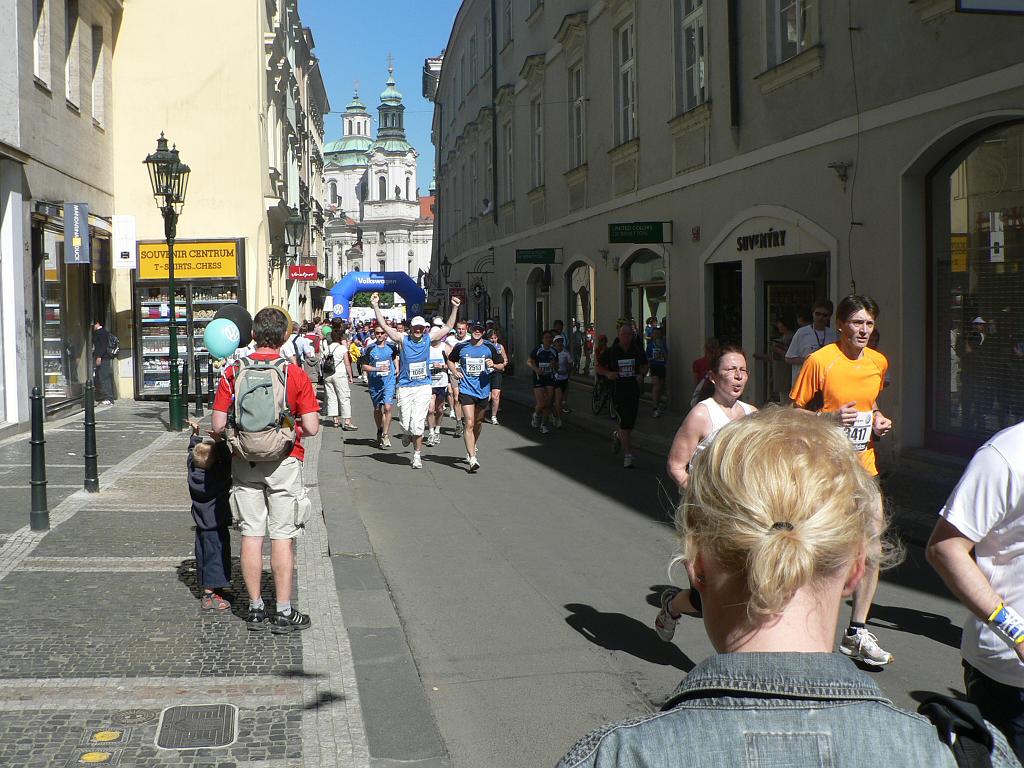 Maraton 08 058.jpg - už se blíží a dobrá nálada je zatím neopouští